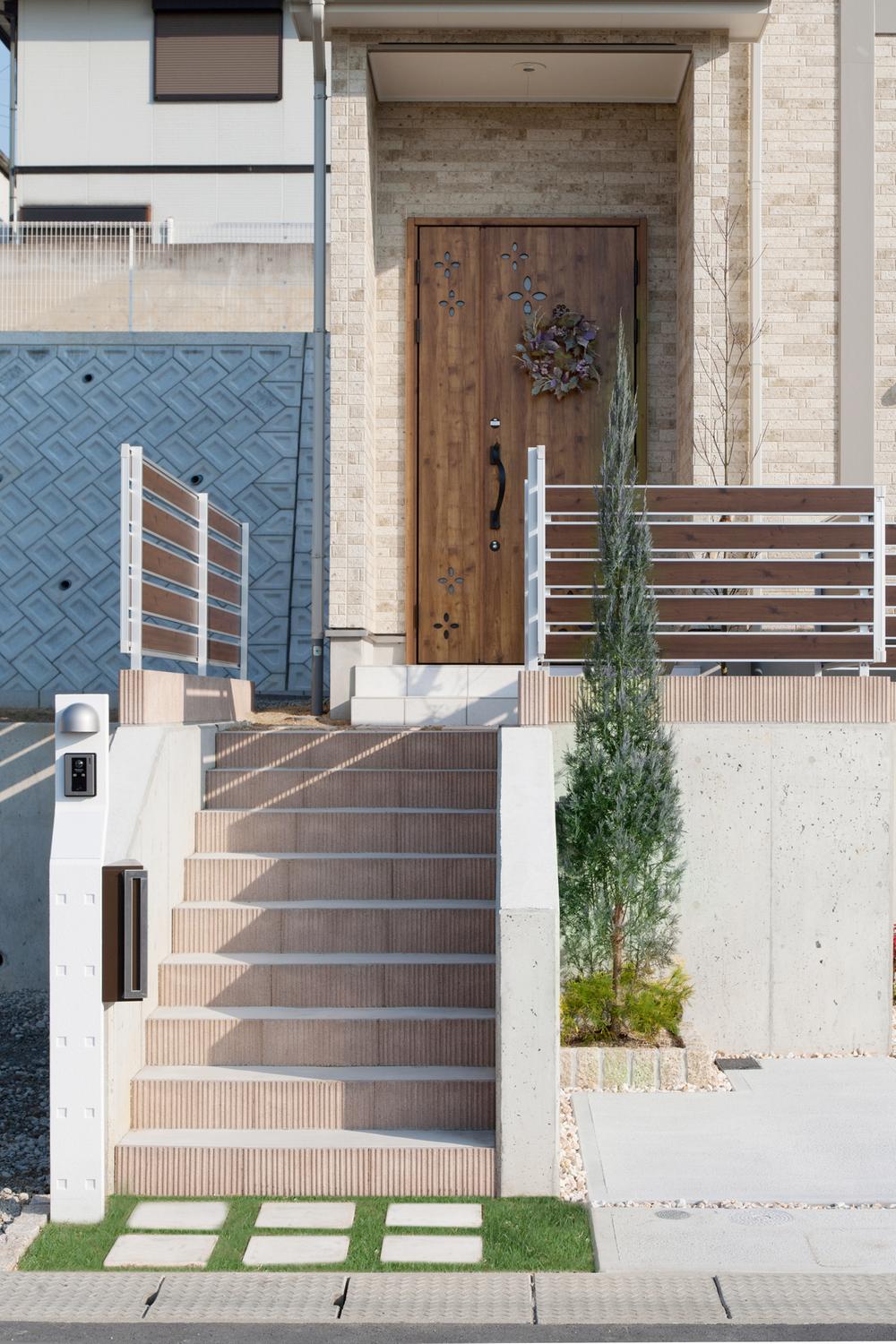 Entrance. Stylish approach that sense of the goodness of the people who live drifts. It has adopted a well-designed door.