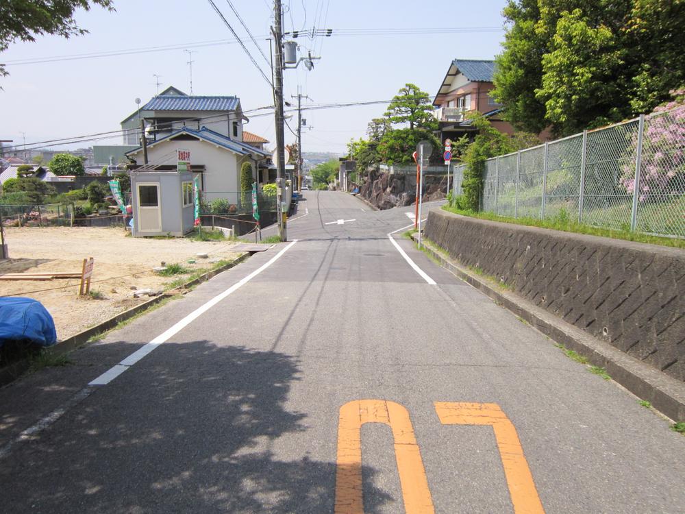 Local guide map. The entire surface of the road
