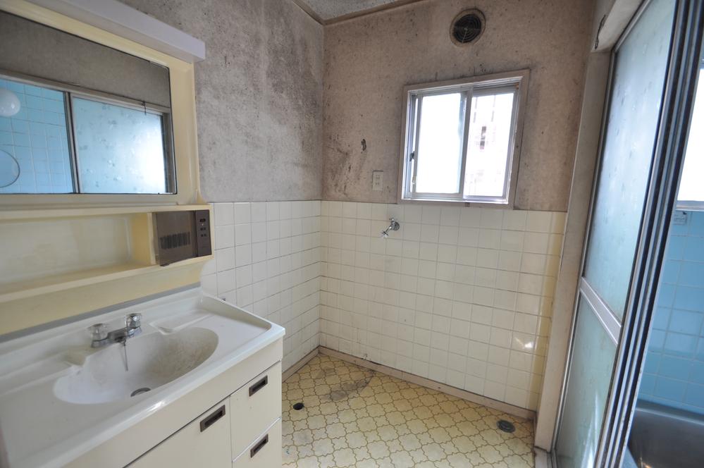 Wash basin, toilet. Washroom is also wide ~