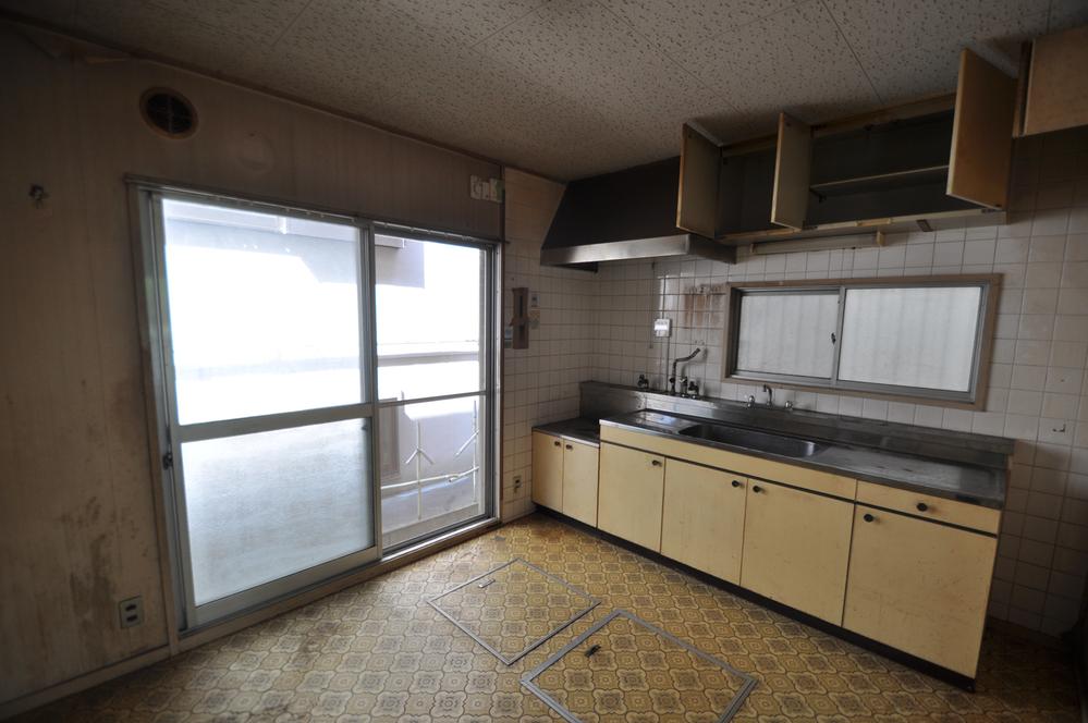 Living. It is very bright is also a dining space!