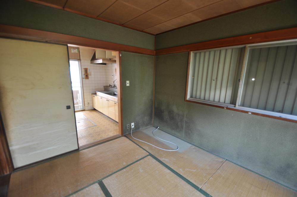 Non-living room. Dining is next to the Japanese-style room