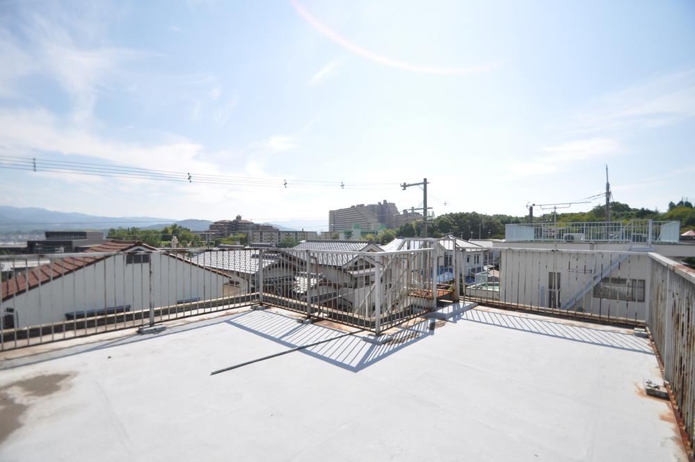 Balcony. If it rises the stairs, Has spread is very wide lovely rooftop!