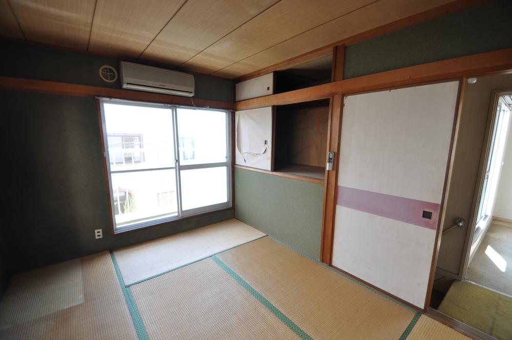 Non-living room. The second floor north of the Japanese-style room