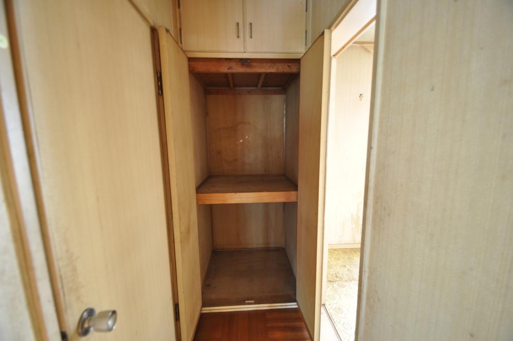 Receipt. I am happy dining next to the storage space.