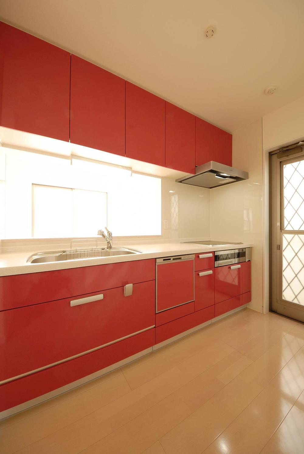 Other Equipment. With a hanging cupboard was housed amount outstanding of the kitchen. Because the counter type, It can help also catering and cleaning up to dad. Mom can dishes while having a conversation with the family relaxing in the LD.