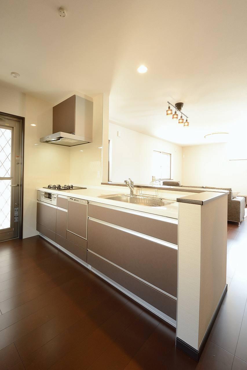 Kitchen. Indoor (October 2010) Shooting. Open face-to-face kitchen who lost a hanging cupboard.