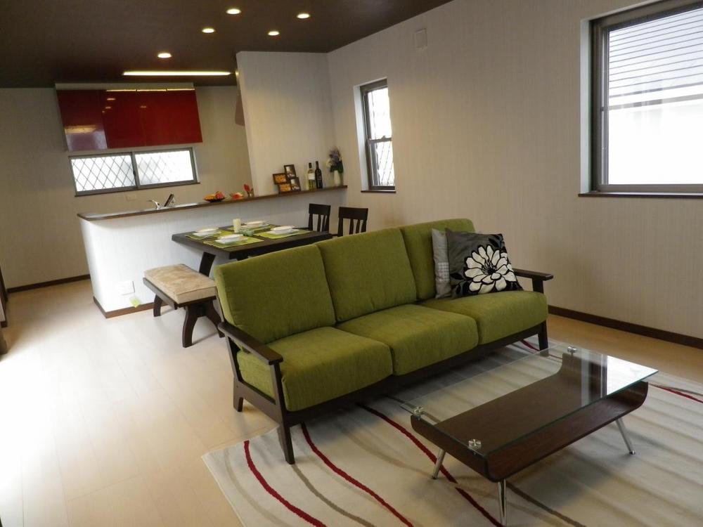 Model house photo. Us light that pours down from the courtyard is to brighten the whole house. The weather is nice it is going to be fun and even family meal with everyone as outdoor living.