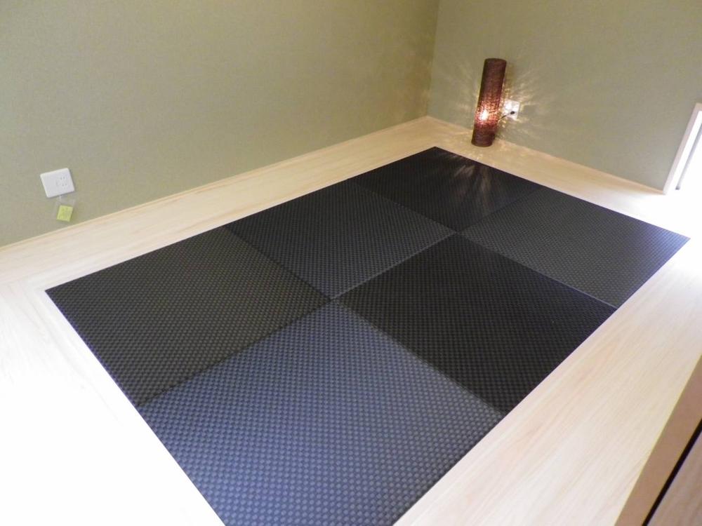 Model house photo. Living with the adjacent Japanese-style, Space relaxation catapult want to purr. Convenient as staying room for visitors