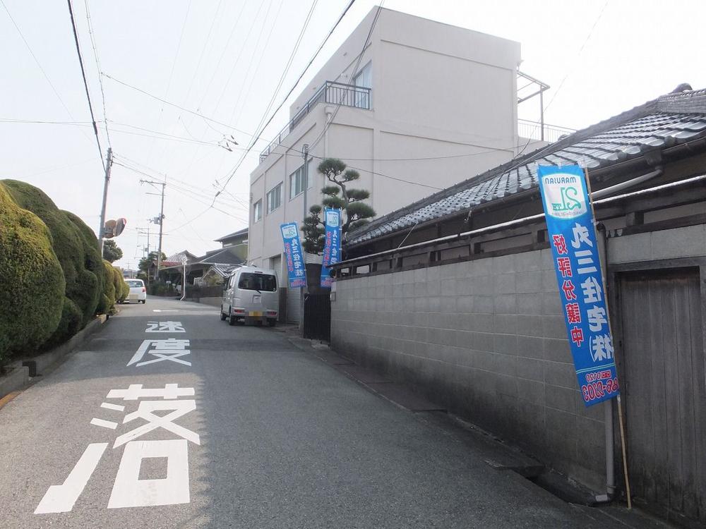 Local photos, including front road. Local (12 May 2013) Shooting