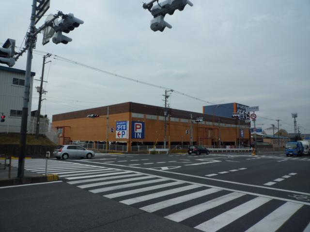 Home center. 850m to the home center O Joyful Mihara store (hardware store)