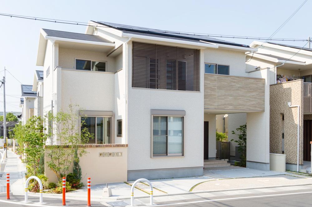 I feel the light and wind, Familiar with the climate, House that melts in the landscape. <Same specifications construction Example 2 appearance>