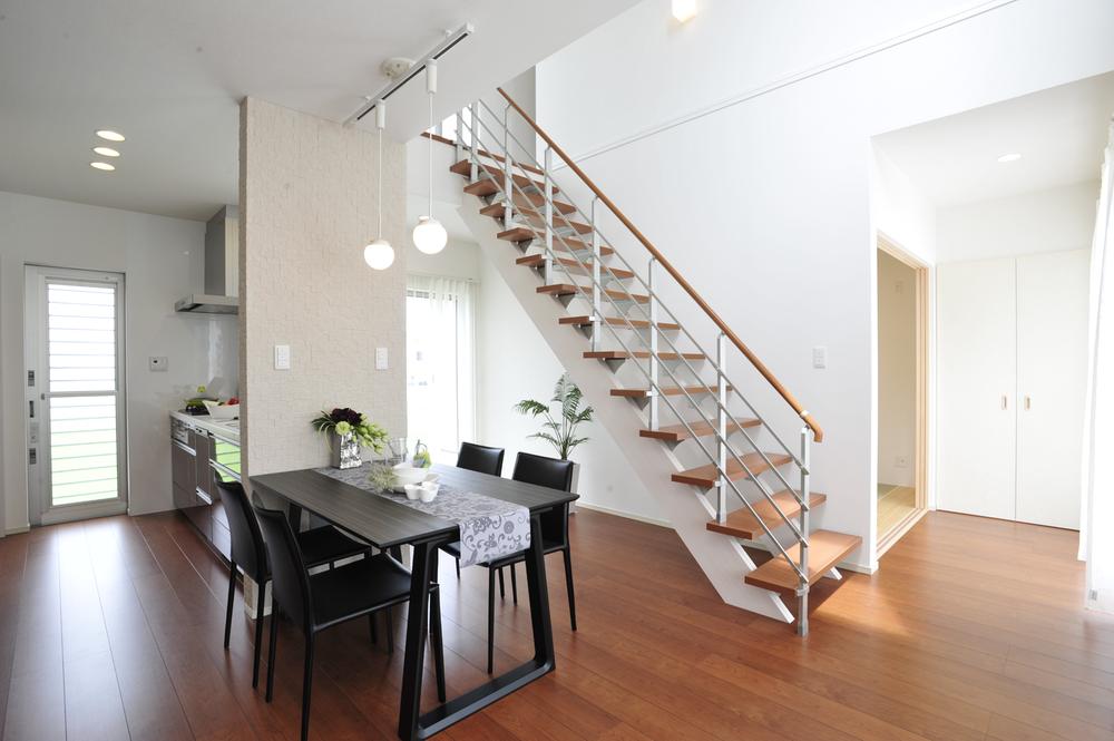 Same specifications photos (living). It adopted the atrium + step stairs, A feeling of opening living. Living door adopts Haidoa of height 2500mm. <Same specifications construction Example 1 living>