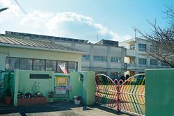 kindergarten ・ Nursery. I'm glad there is a kindergarten in the distance of Tondabayashi Municipal carboxymethyl 640m walk 8 minutes to kindergarten. Happy every day of the drop off and pick up.
