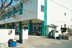 Primary school. Tondabayashi Municipal carboxymethyl 8-minute walk to the 640m elementary school to elementary school. Secure and mom also safe school route.