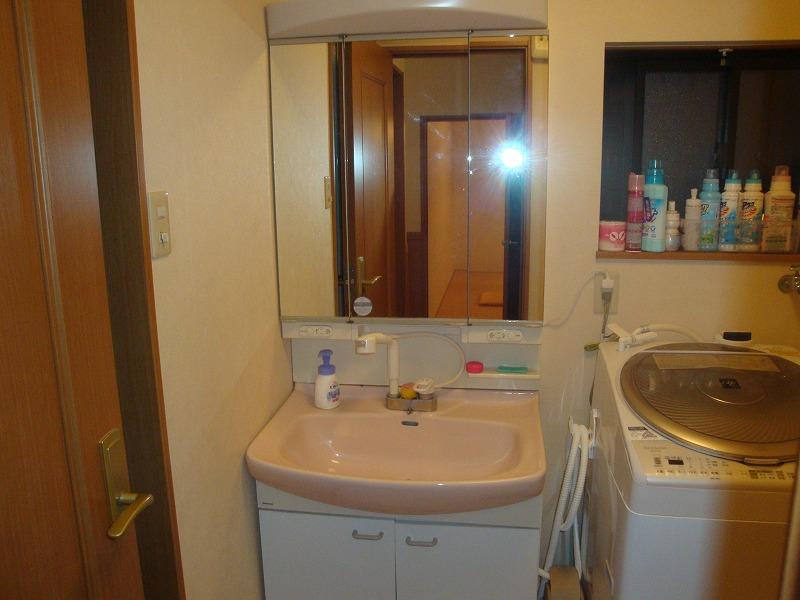 Wash basin, toilet. Indoor (12 May 2013) Shooting