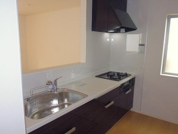 Kitchen. Popular counter kitchen to mom. The dishes can be enjoyed in the family of the reunion