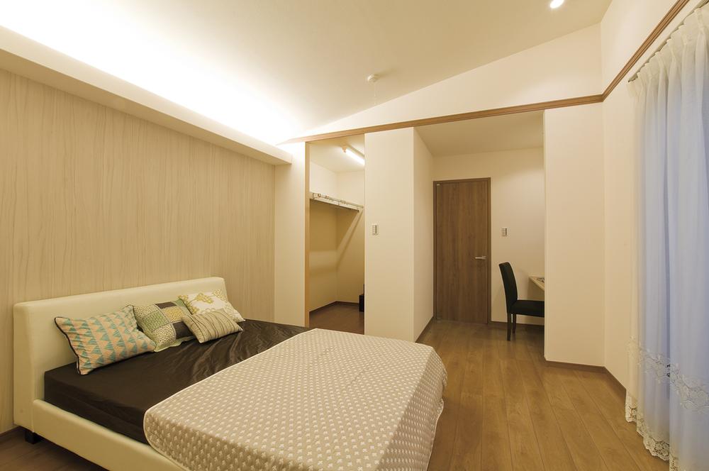 Non-living room. The bedroom of the relaxed atmosphere with a gradient ceilings and indirect lighting.