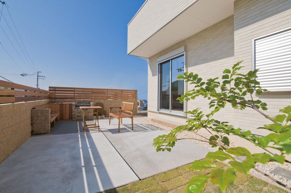 Garden. Set up a barbecue corner on the south side of the large backyard space. Held a house party gathered family and friends on the weekend!