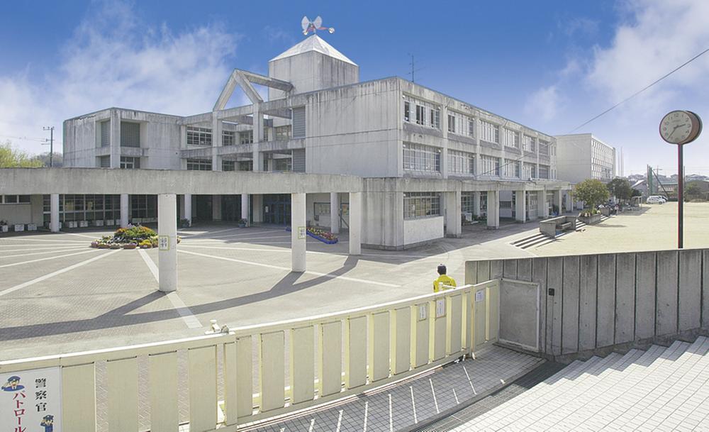 Primary school. Tondabayashi Municipal Koganedai to elementary school 486m