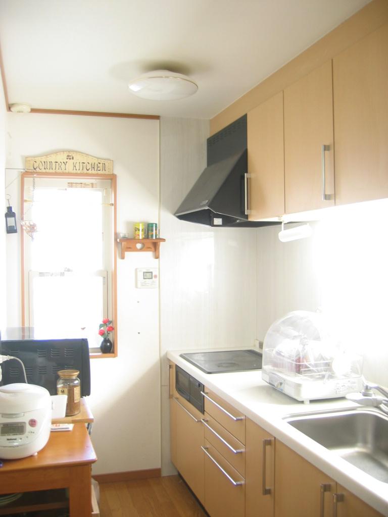 Kitchen. Indoor (04 May 2013) Shooting The kitchen is also bright and beautiful.