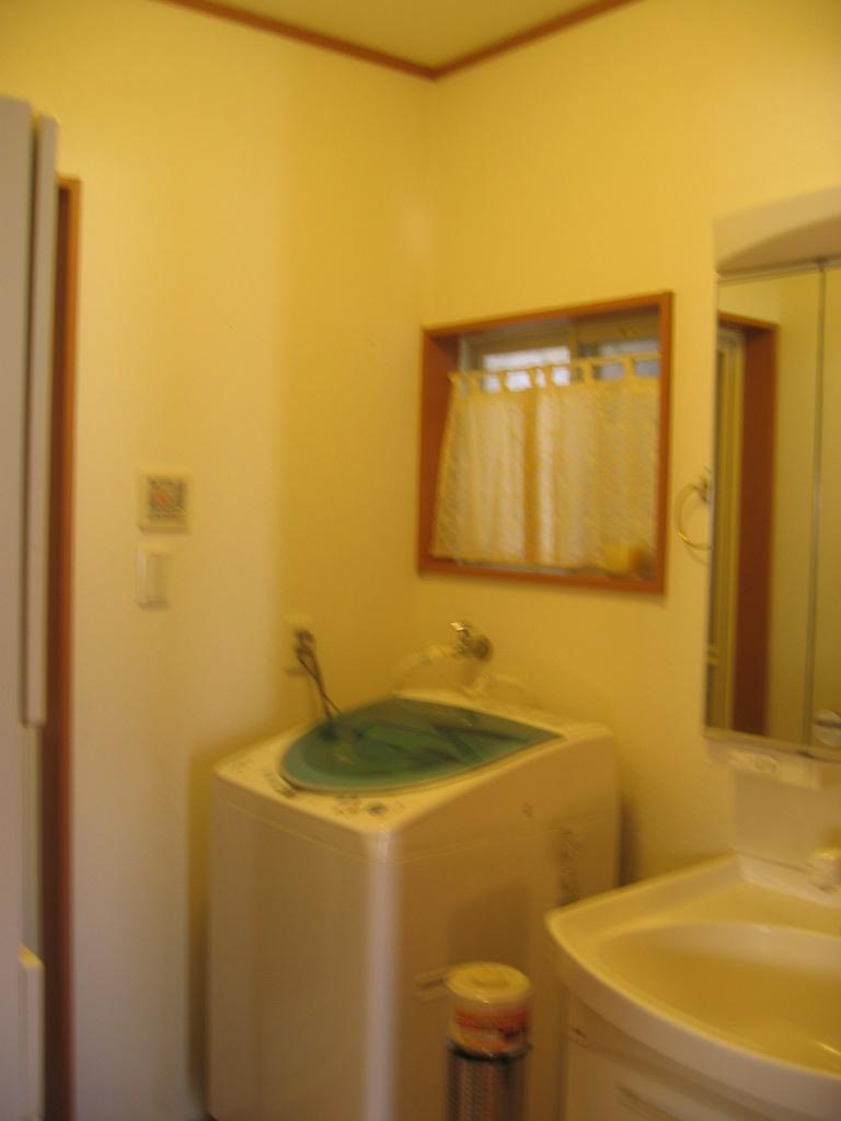 Wash basin, toilet. Indoor (04 May 2013) Shooting