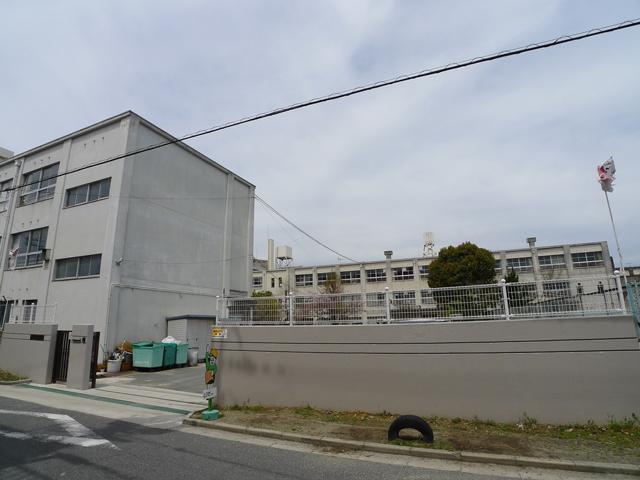 Primary school. Tondabayashi Municipal Tondabayashi until elementary school 872m