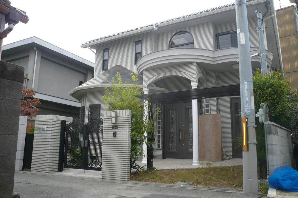 Local appearance photo. It is luxurious appearance of tiled