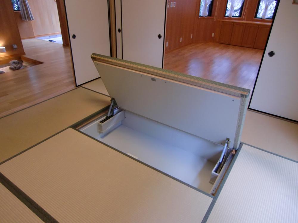Non-living room. There is also housed in the bottom of the tatami