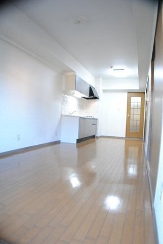 Living and room. Spacious living 12 Pledge!