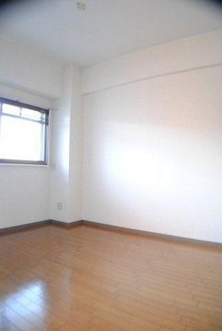 Living and room. 5.7 Pledge of Western-style! It comes with a closet.