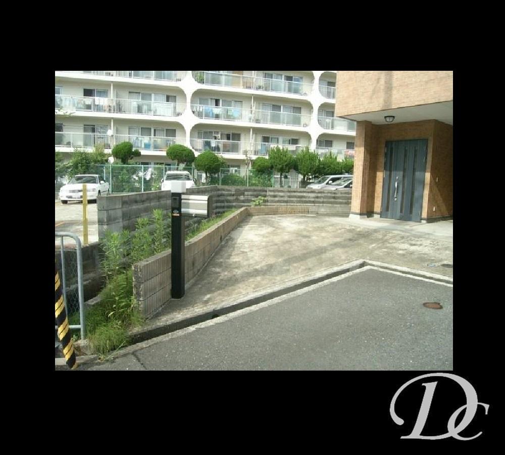 Parking lot. Parking 2 units can be!