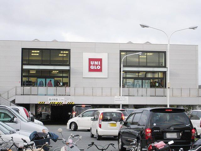 Shopping centre. 256m to UNIQLO Toyonaka Hattori shop