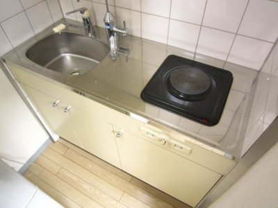 Kitchen. 1-burner stove with kitchen
