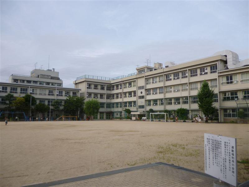 Other. Toyonaka Municipal Shonai to elementary school 879m [Walk about 11 minutes] In bright road school paths that were in good condition, Since the peripheral is greater, such as local shops there from a long time ago, Also it has been made Mekubari areas for children in school.