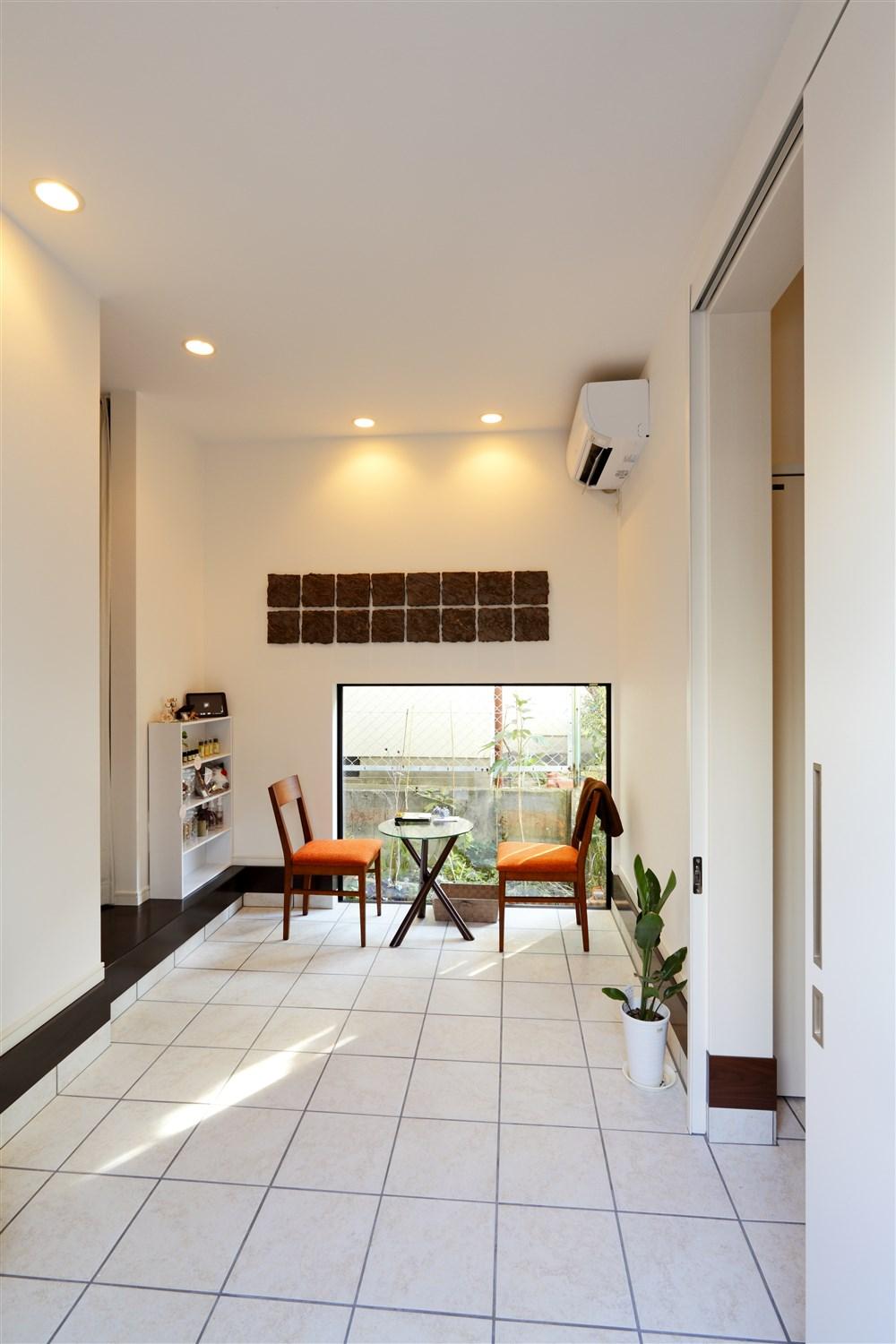 Building plan example (introspection photo).  [Our construction cases] Entrance salon almost like the room. Also moments such as here at the cafe set up a table. Decorating favorite forehead in space, such as a gallery.