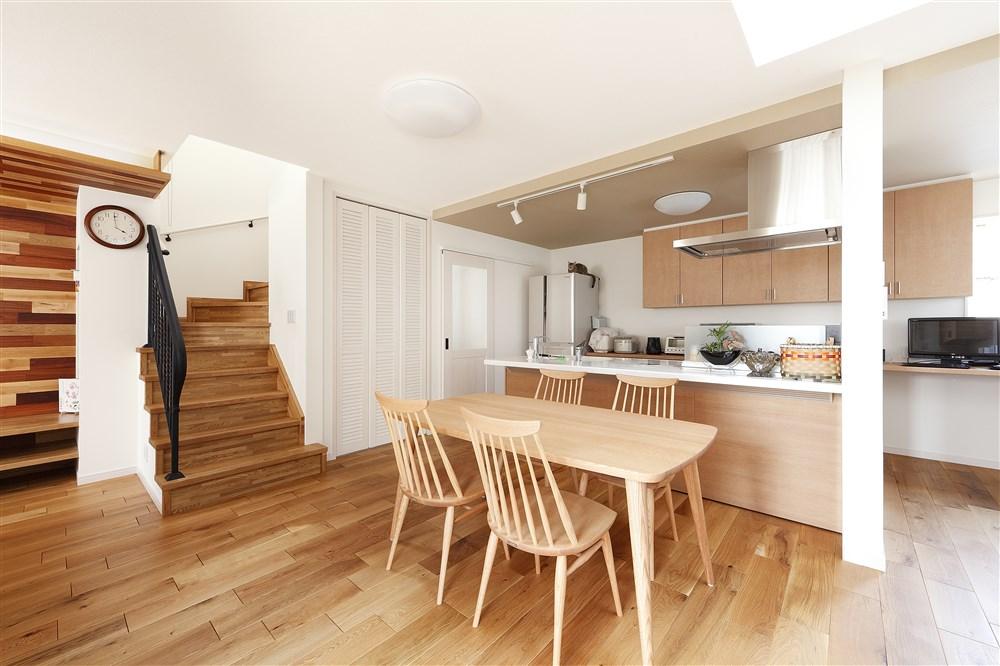 Building plan example (introspection photo).  [Our construction cases] Overall summarized in woodgrain natural impression of the dining space. Also it is likely to increase in family conversation in the living room in the stairs.