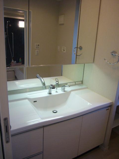 Wash basin, toilet. Interior