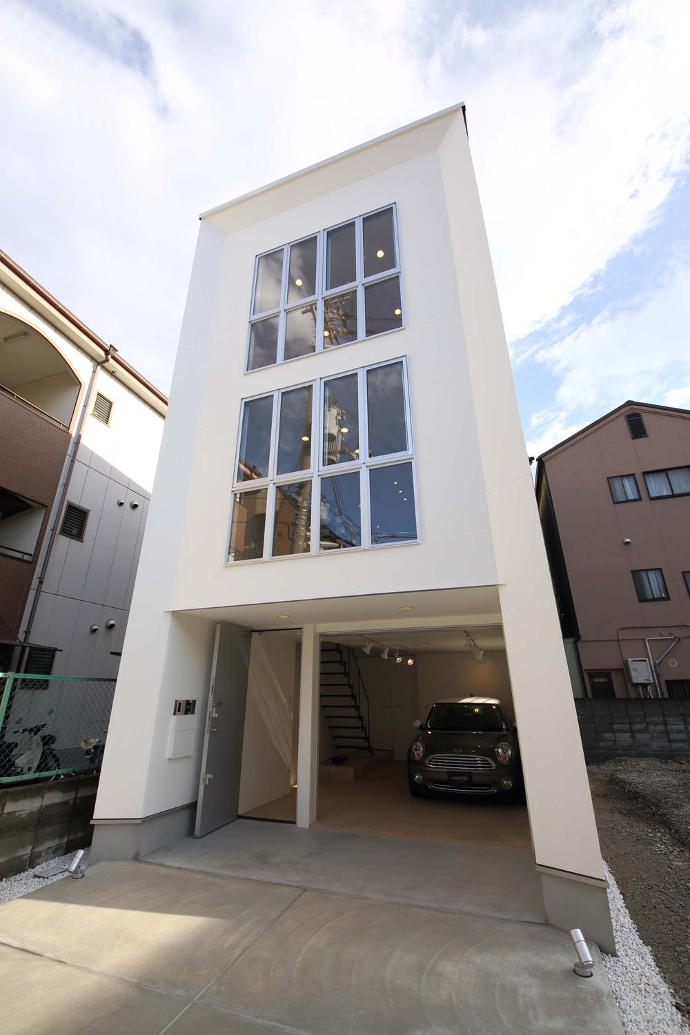 Building plan example (exterior photos). Simple facade of the large opening sash.