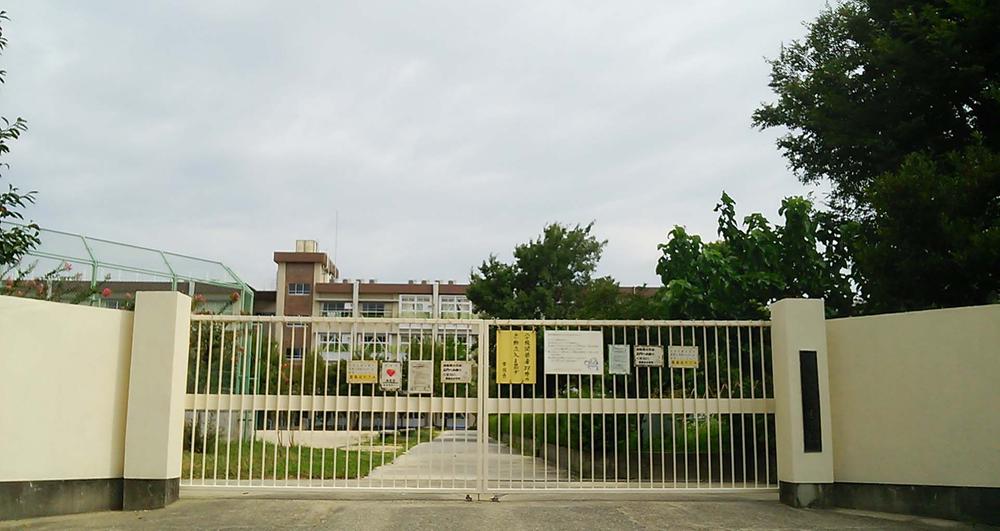 Primary school. Toyonaka Municipal Toyoshimakita to elementary school 509m