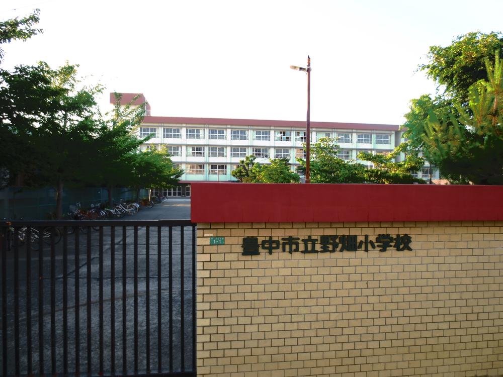 Primary school. 616m to Toyonaka Tateno field Elementary School