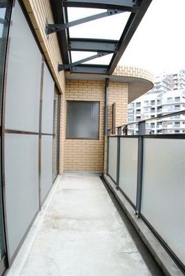 Balcony. South-facing with a bright balcony. It is easy to dry even laundry.