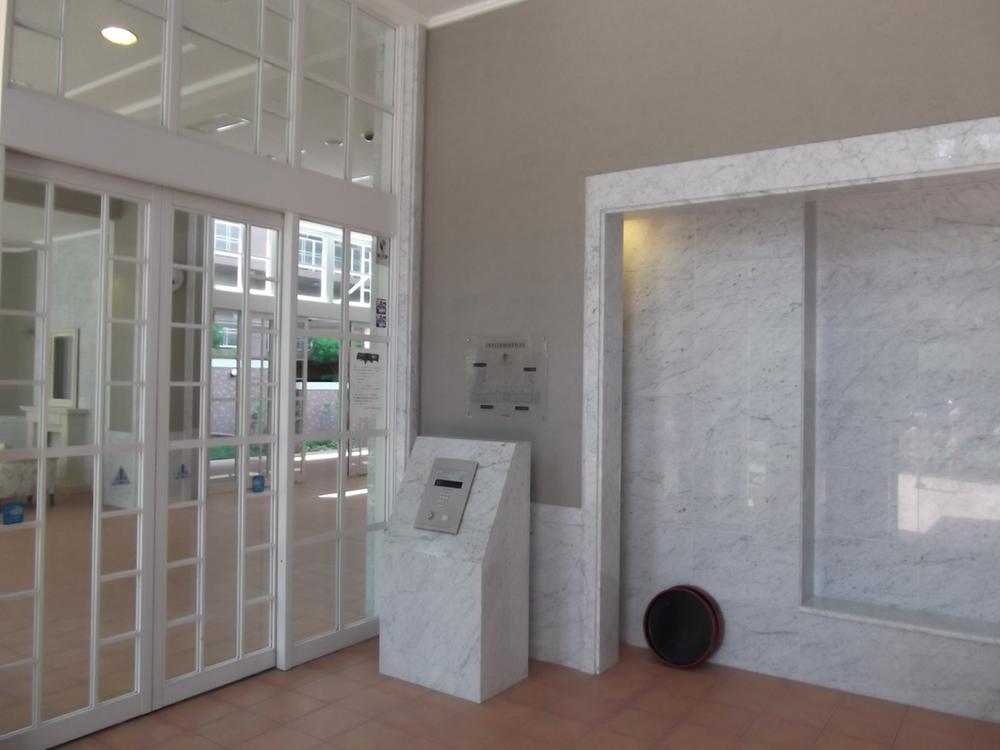 Entrance. Common areas