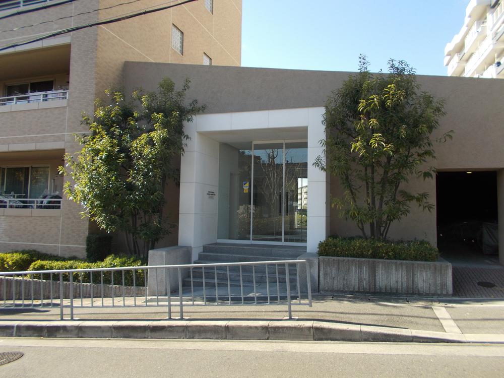 Entrance. Is the entrance to feel the cleanliness of the white tones.