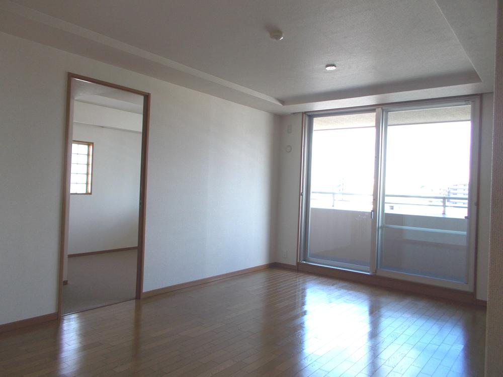 Living. For double sash, Mido noise even in the immediate vicinity of the location is not to worry too much!