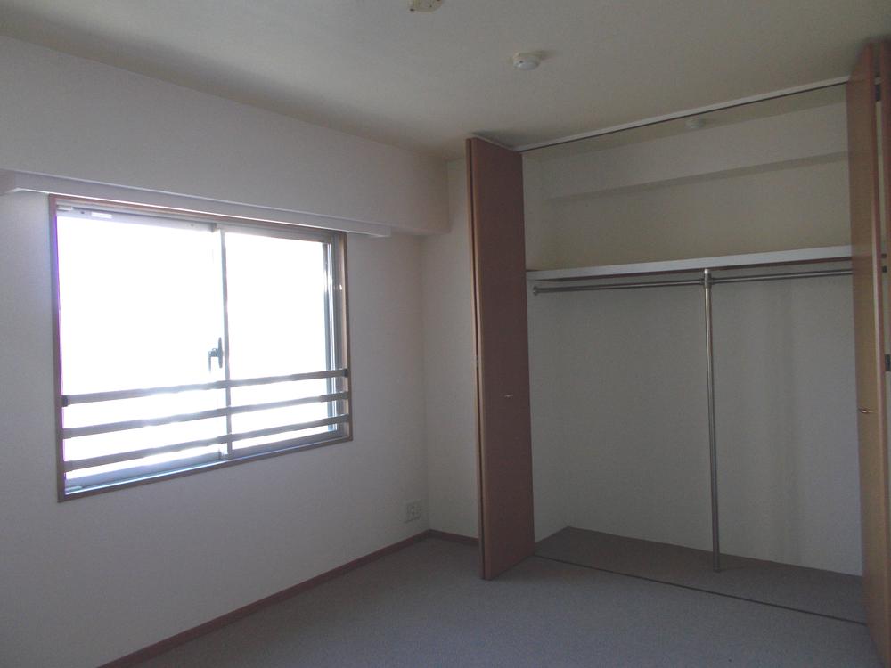 Non-living room. Because the lighting does not have, Sorry in a little dark image. Since the buildings and distance of next to you away, Crowded shines a bright light.