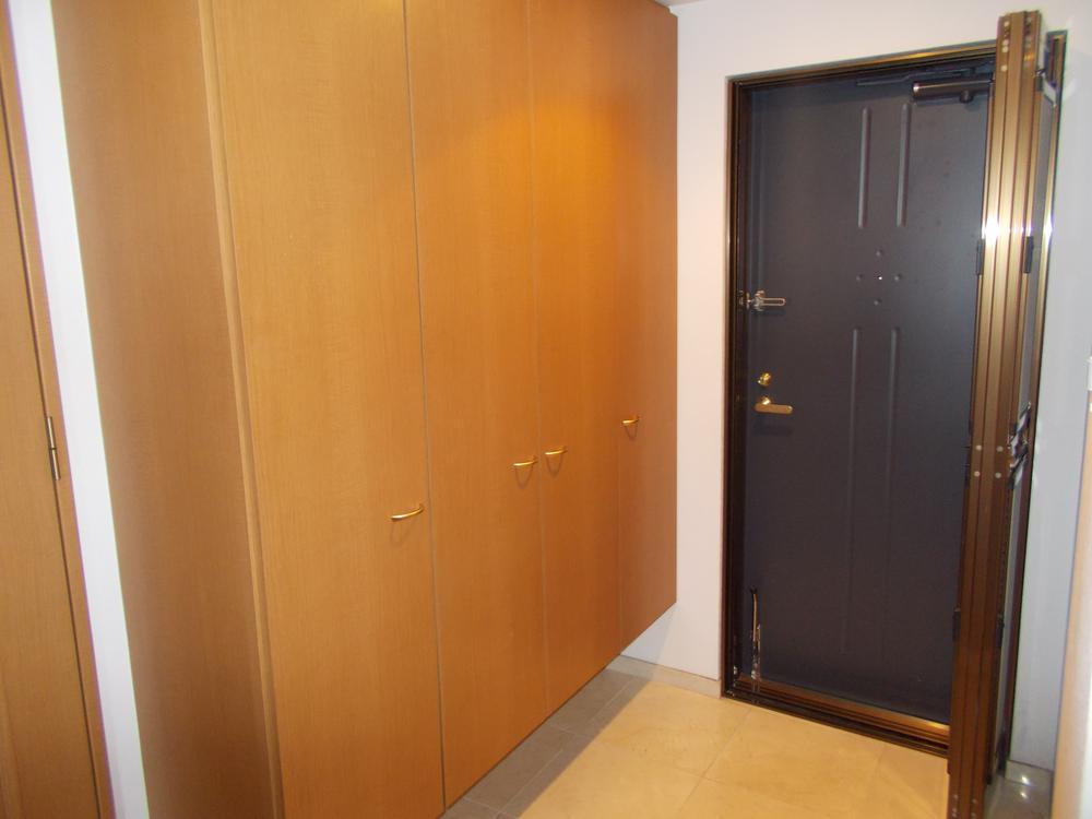 Entrance. It is the entrance of the calm atmosphere mainly composed of brown and white tree. Since storage space is large, You can houses and a lot of shoes and umbrella.