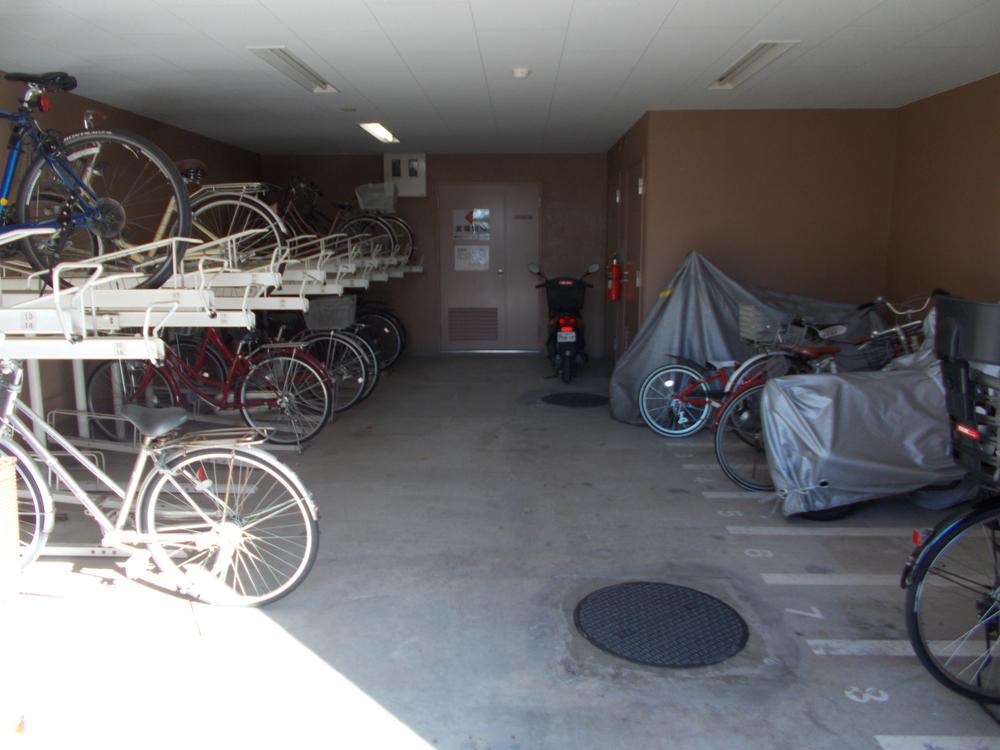 Other common areas. Is a bicycle parking lot. Because there in the building, I do not have a worry about dirty wet with rain!