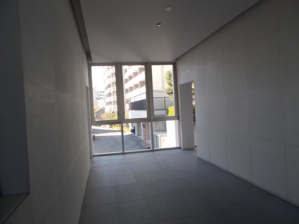 lobby. White is a simple entrance in the lobby, which was the keynote. I feel the cleanliness.