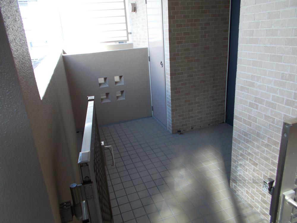 Other local. It has a private porch. Enhance the independence, It can also be used as a space where you can put such as a three-wheeled vehicle and pram