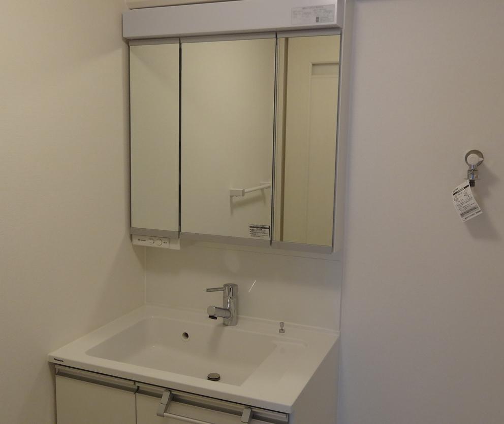 Wash basin, toilet. Room (May 2013) Shooting